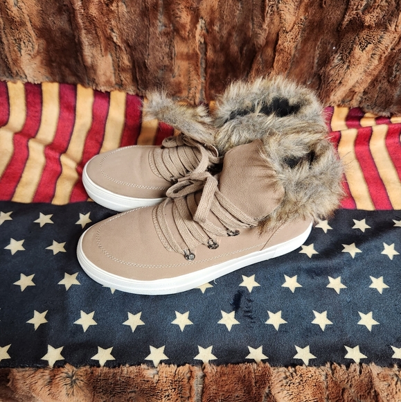 Sneaker - Picture 2 of 4